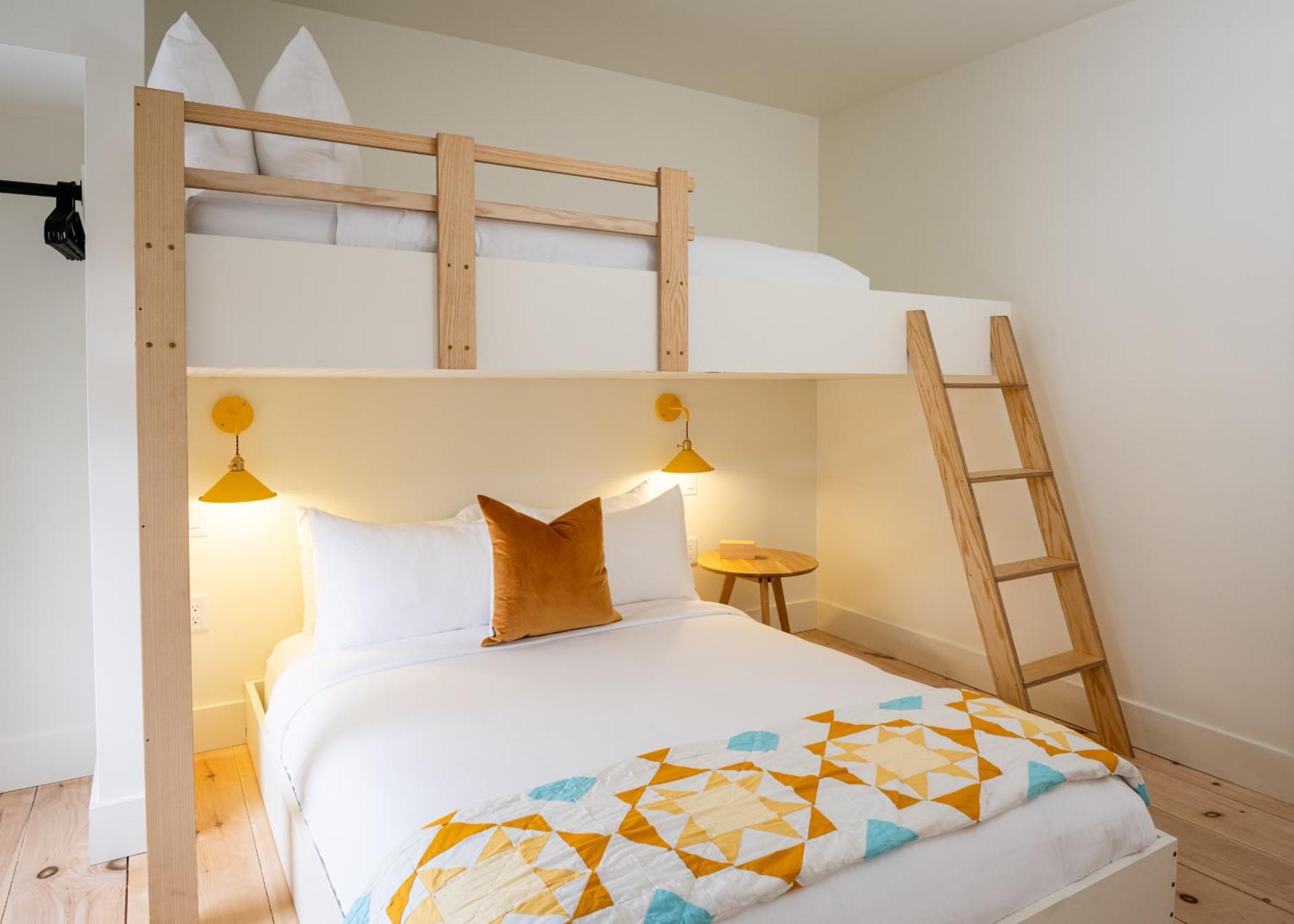 The August House Windsor Quarto foto